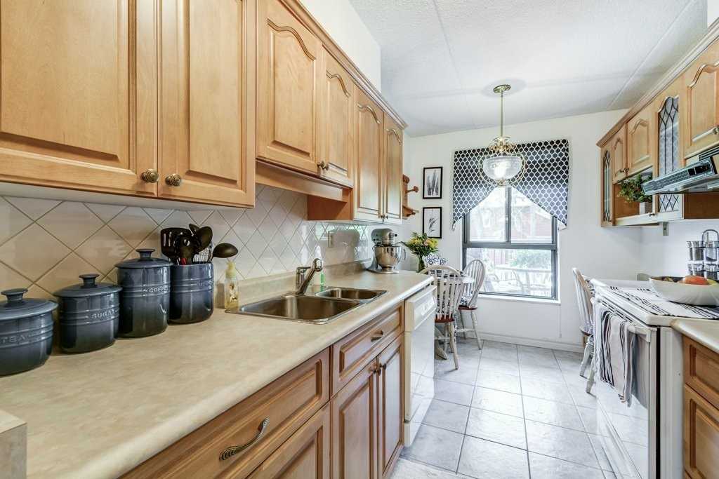 15390 Yonge St, #203