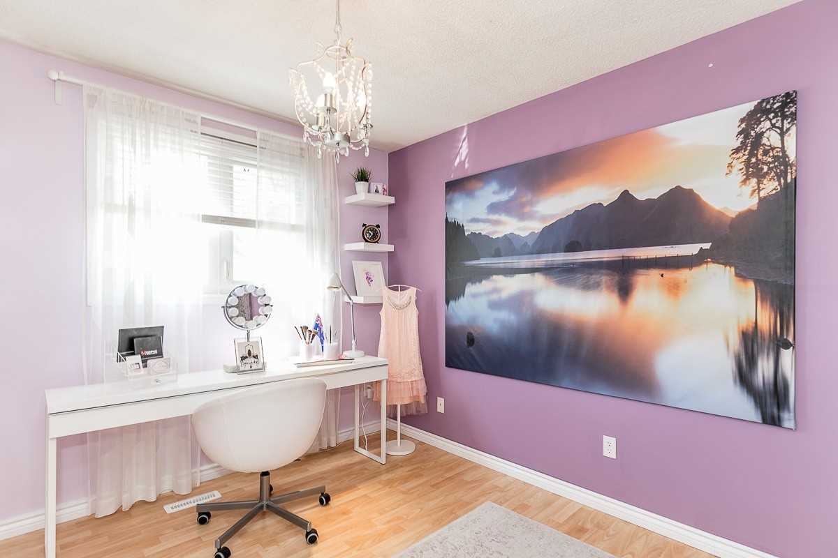 2 Eastman Cres