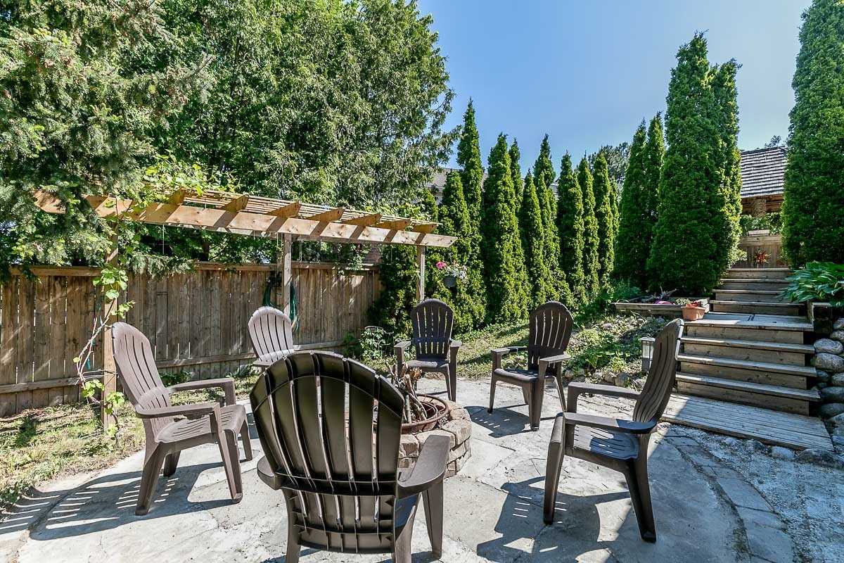 2 Eastman Cres