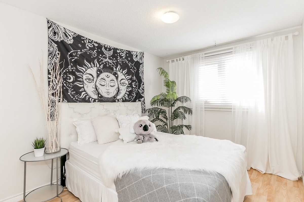 2 Eastman Cres