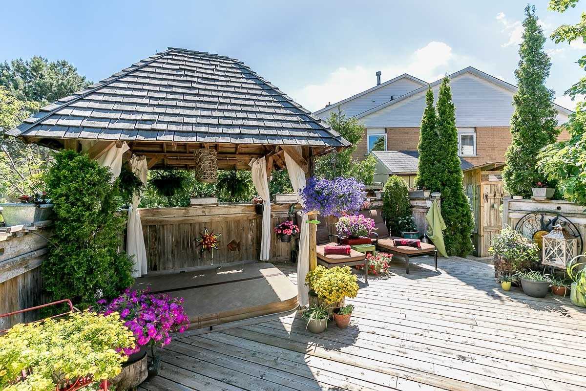 2 Eastman Cres