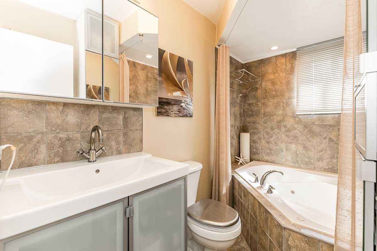 2 Eastman Cres