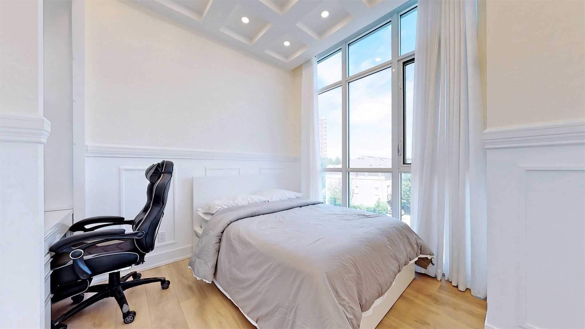 9471 Yonge St, #303