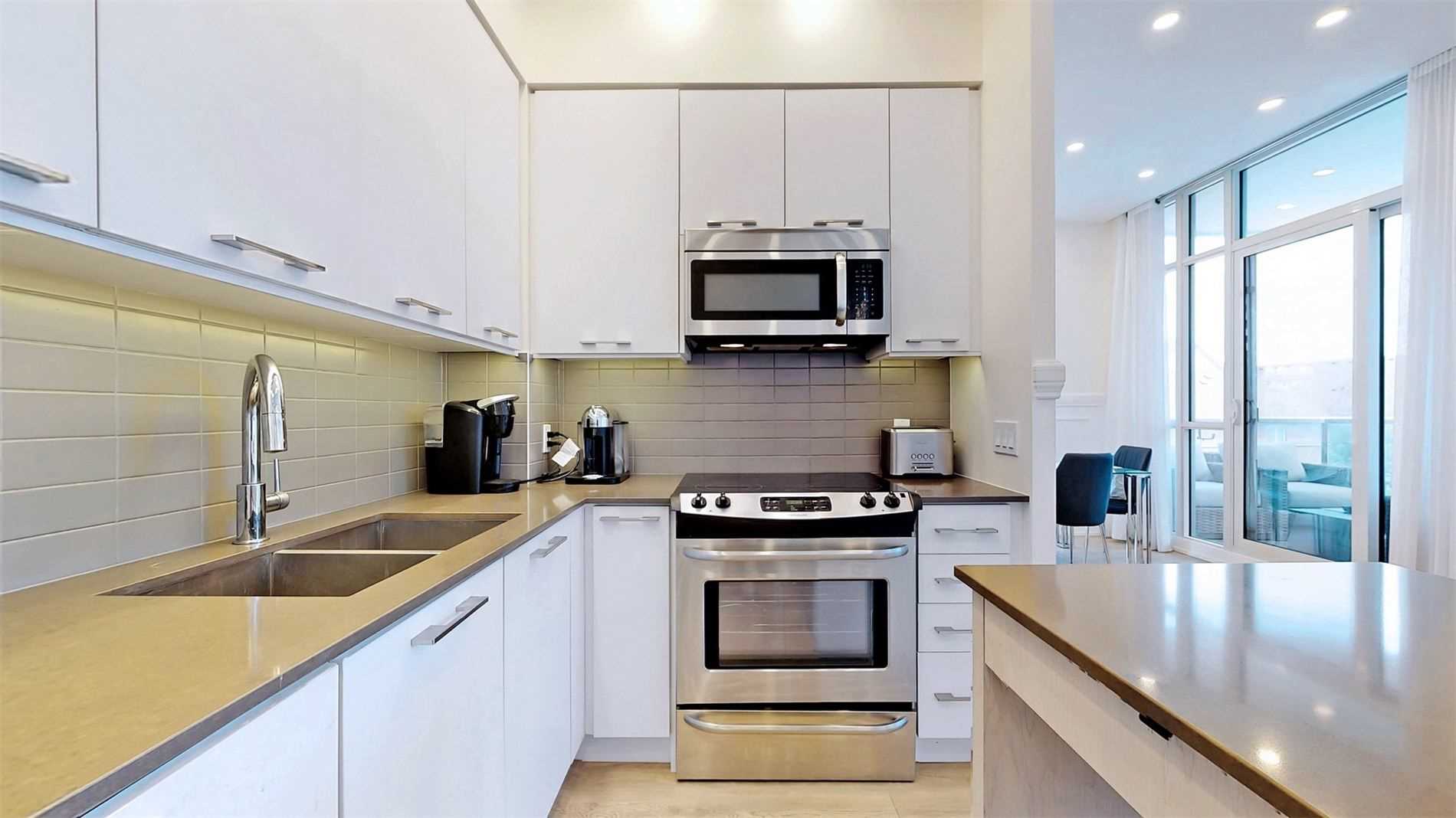 9471 Yonge St, #303
