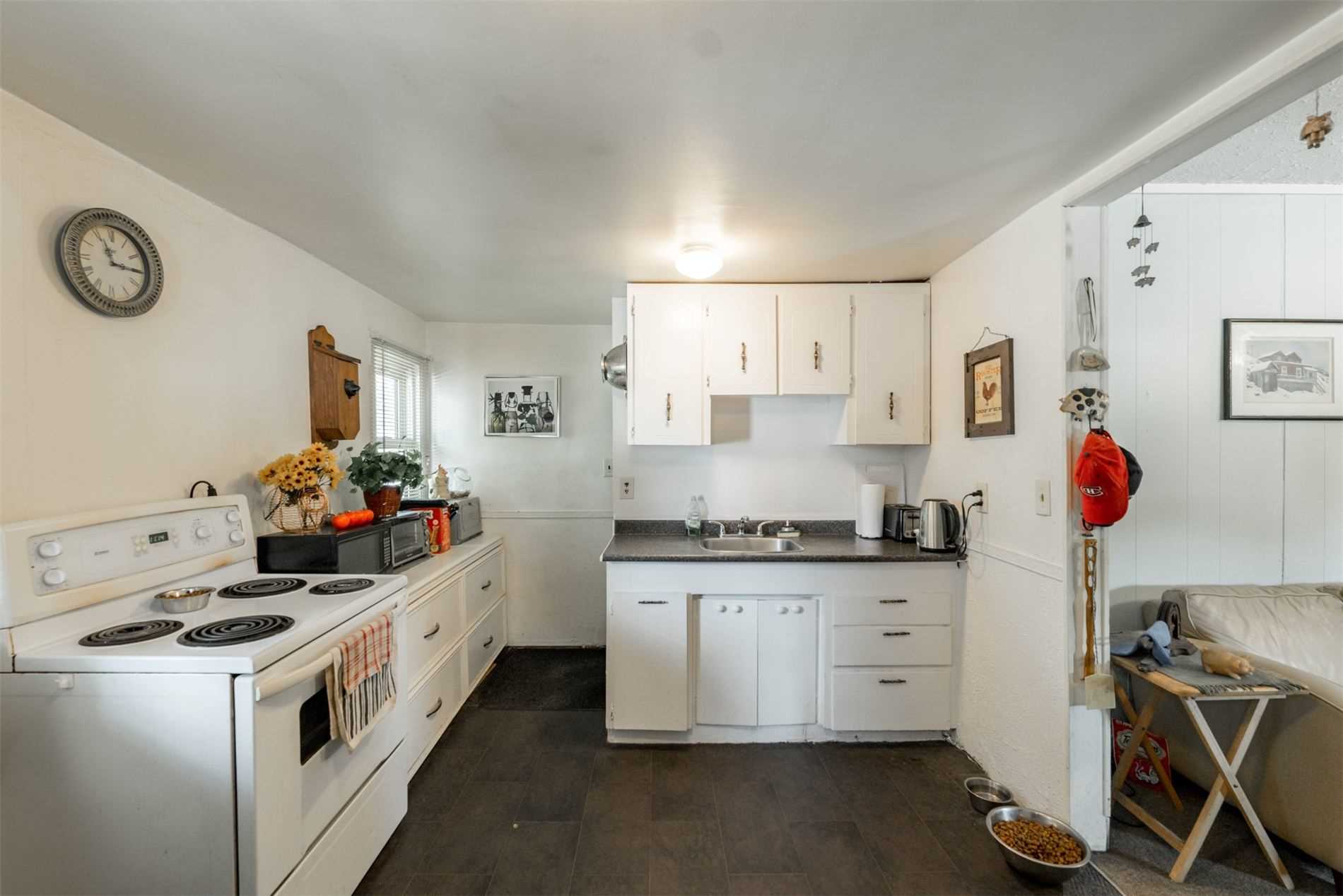 1242 Killarney Beach Rd