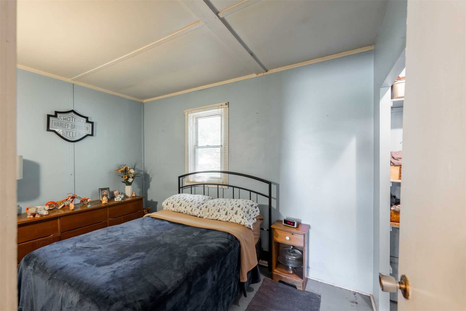 1242 Killarney Beach Rd