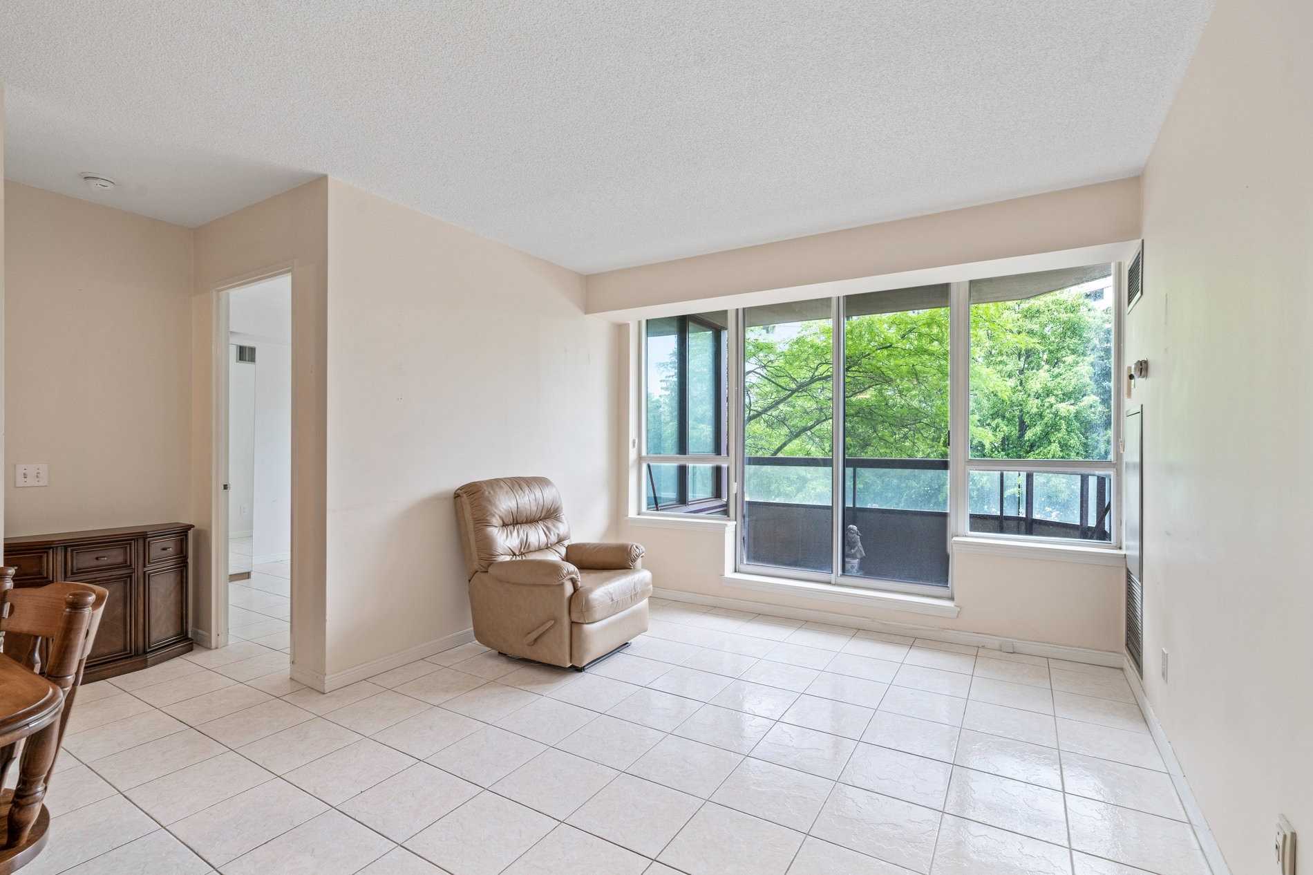 81 Townsgate Dr, #211