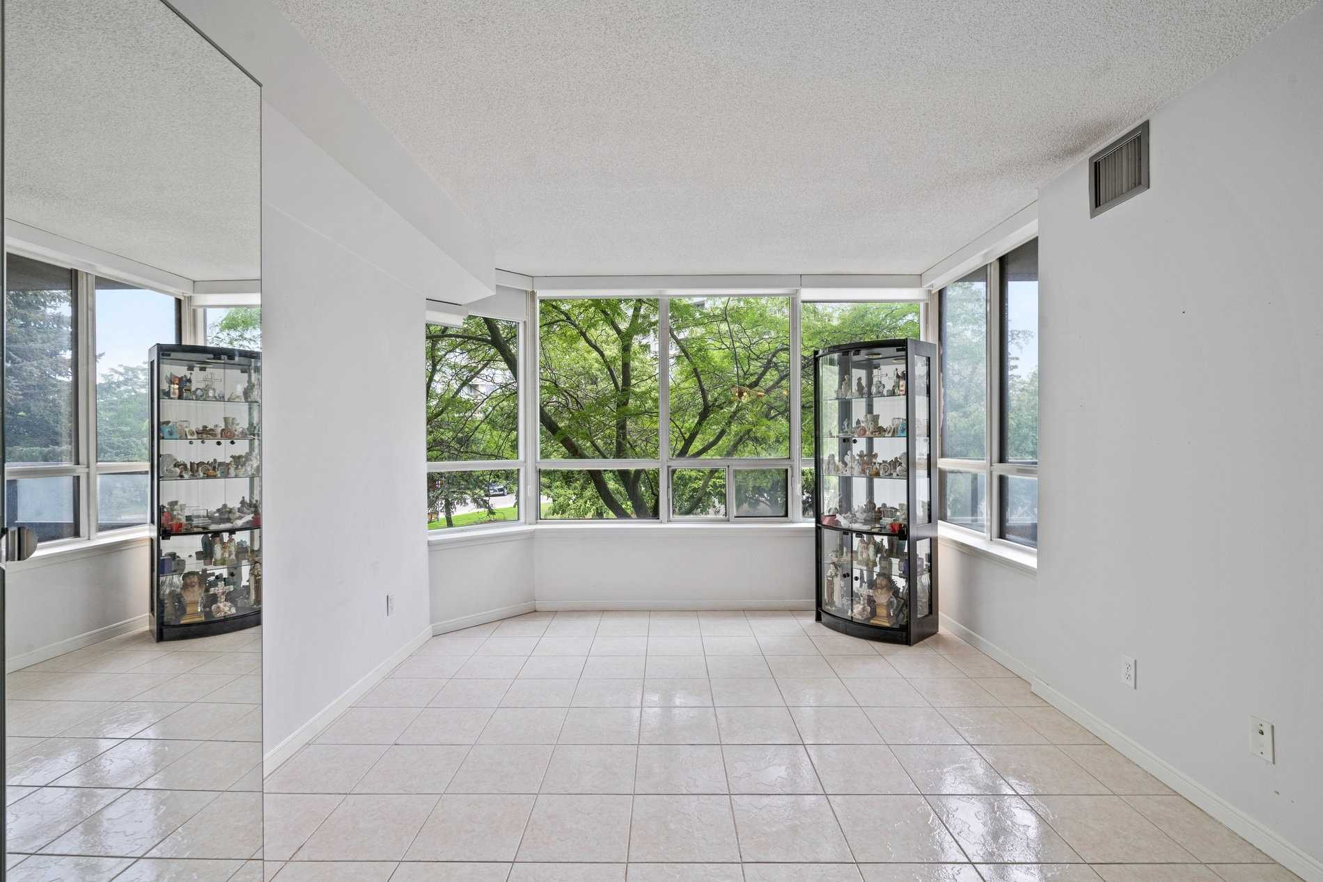 81 Townsgate Dr, #211