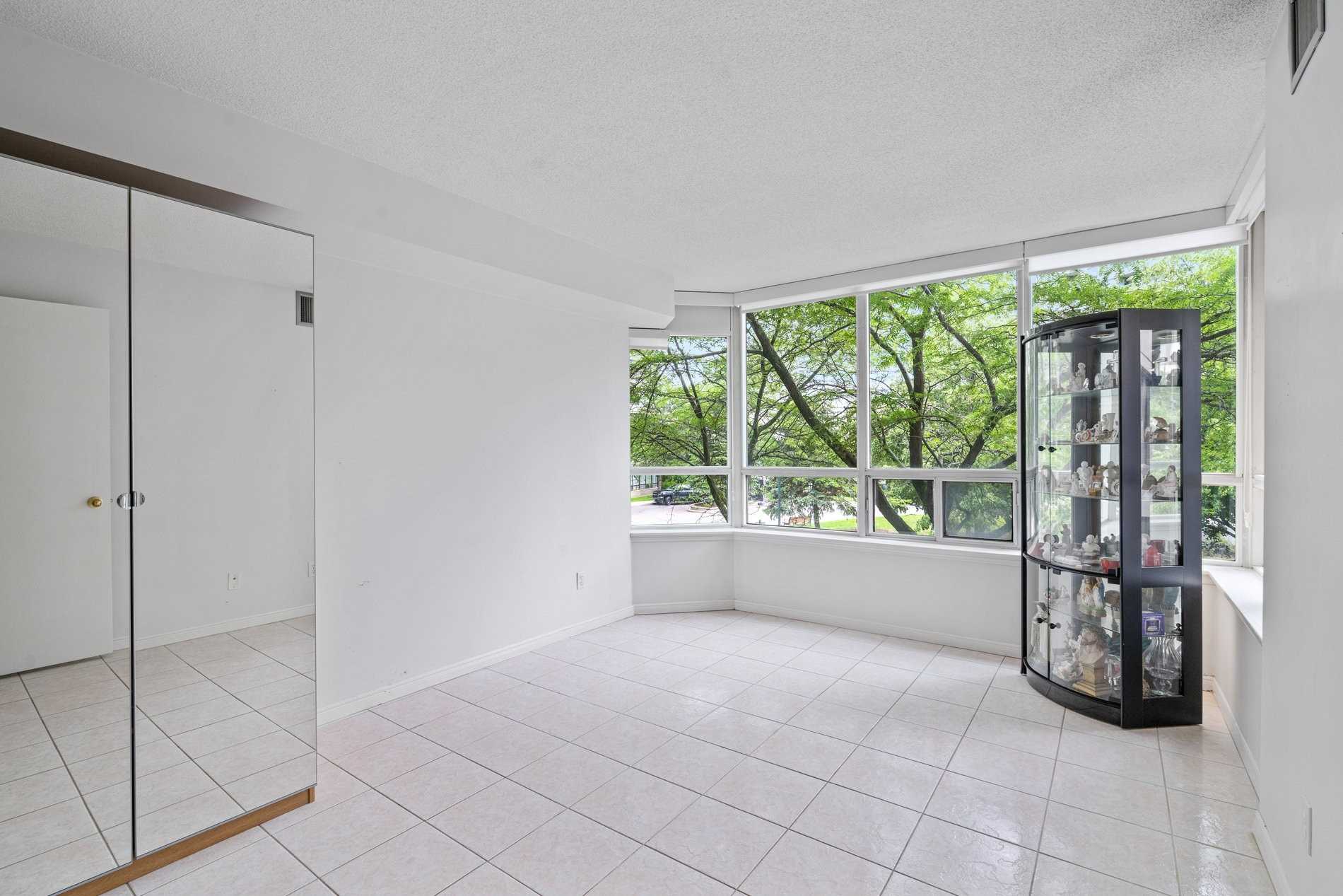 81 Townsgate Dr, #211