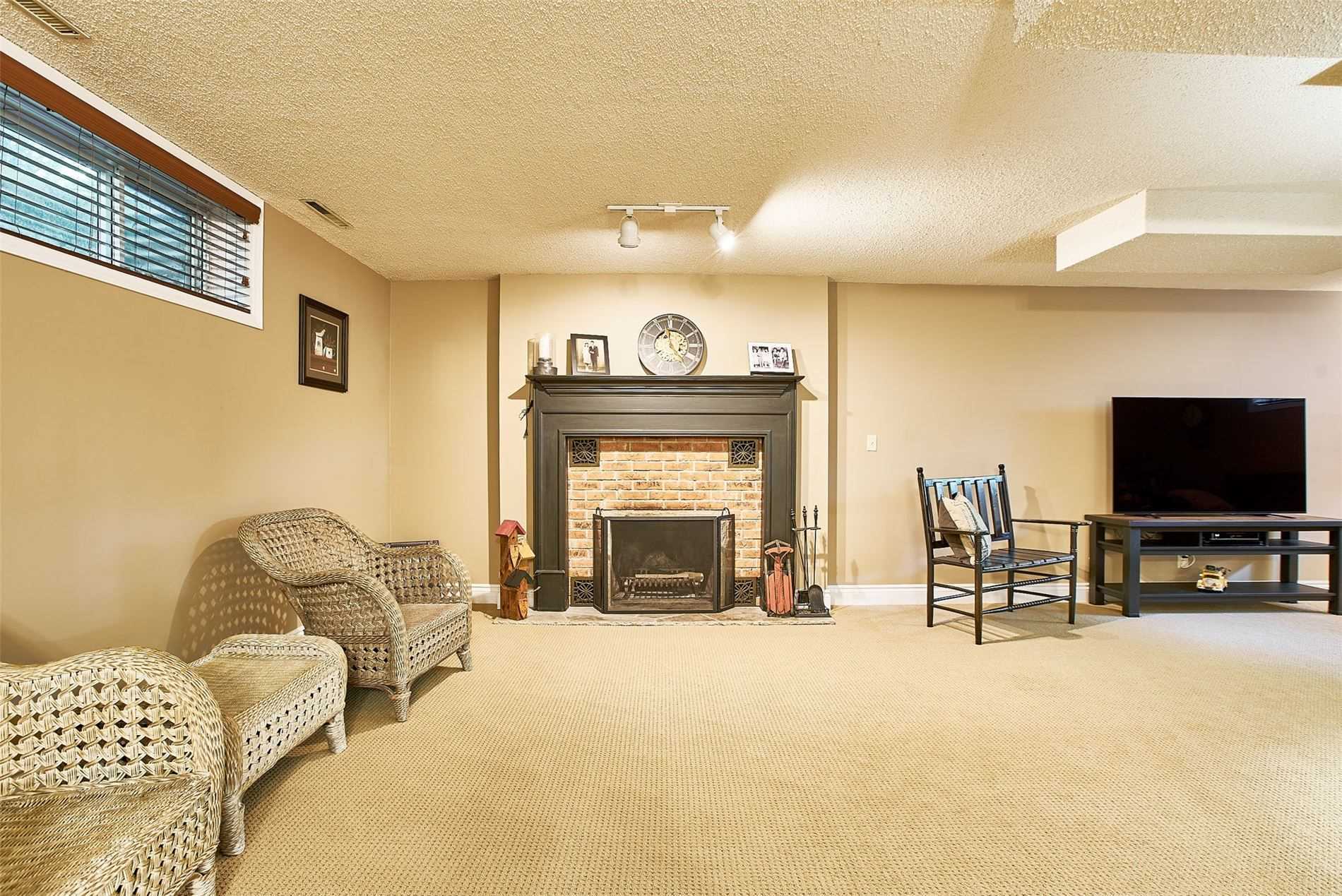 15 Hawkridge Ave