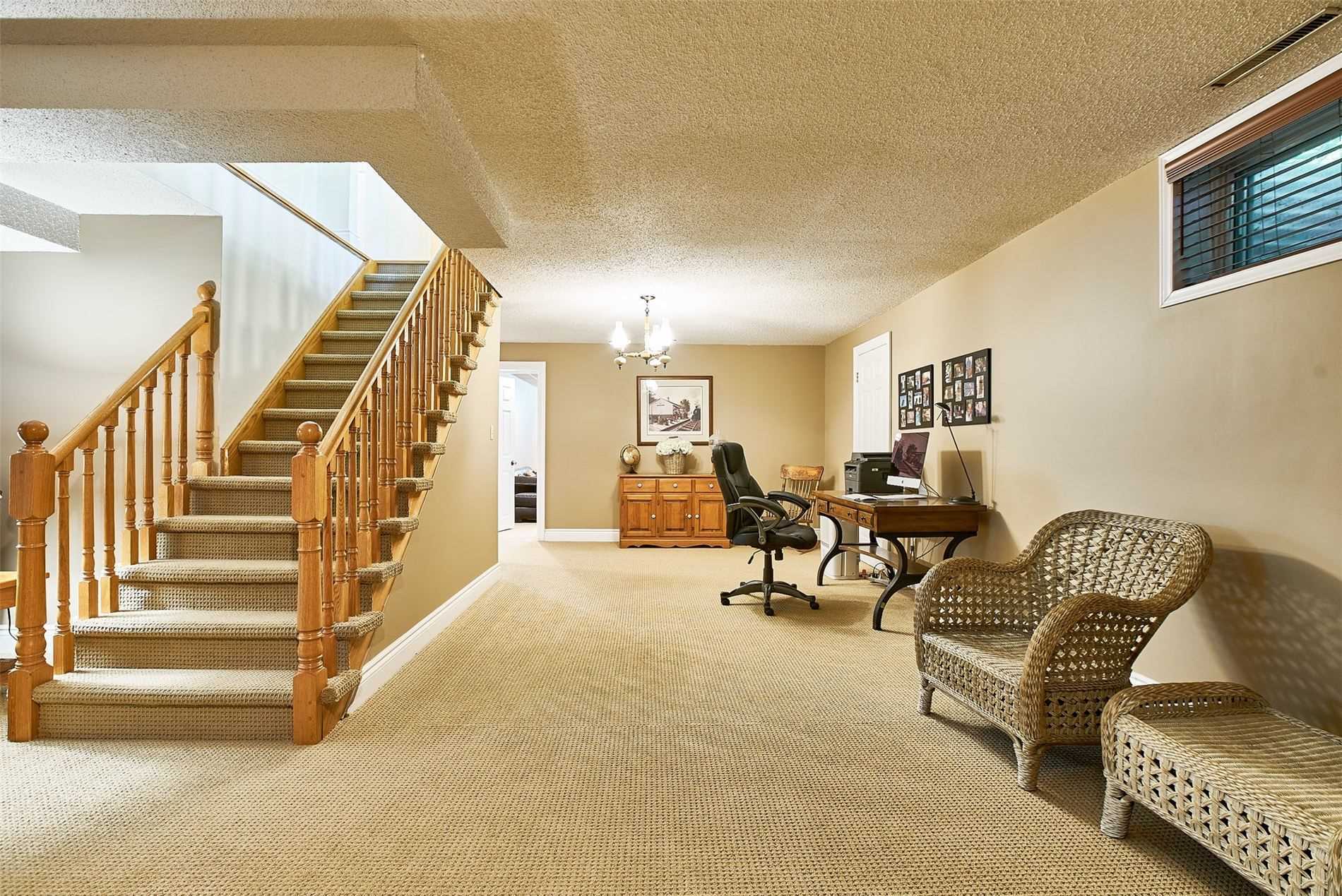 15 Hawkridge Ave