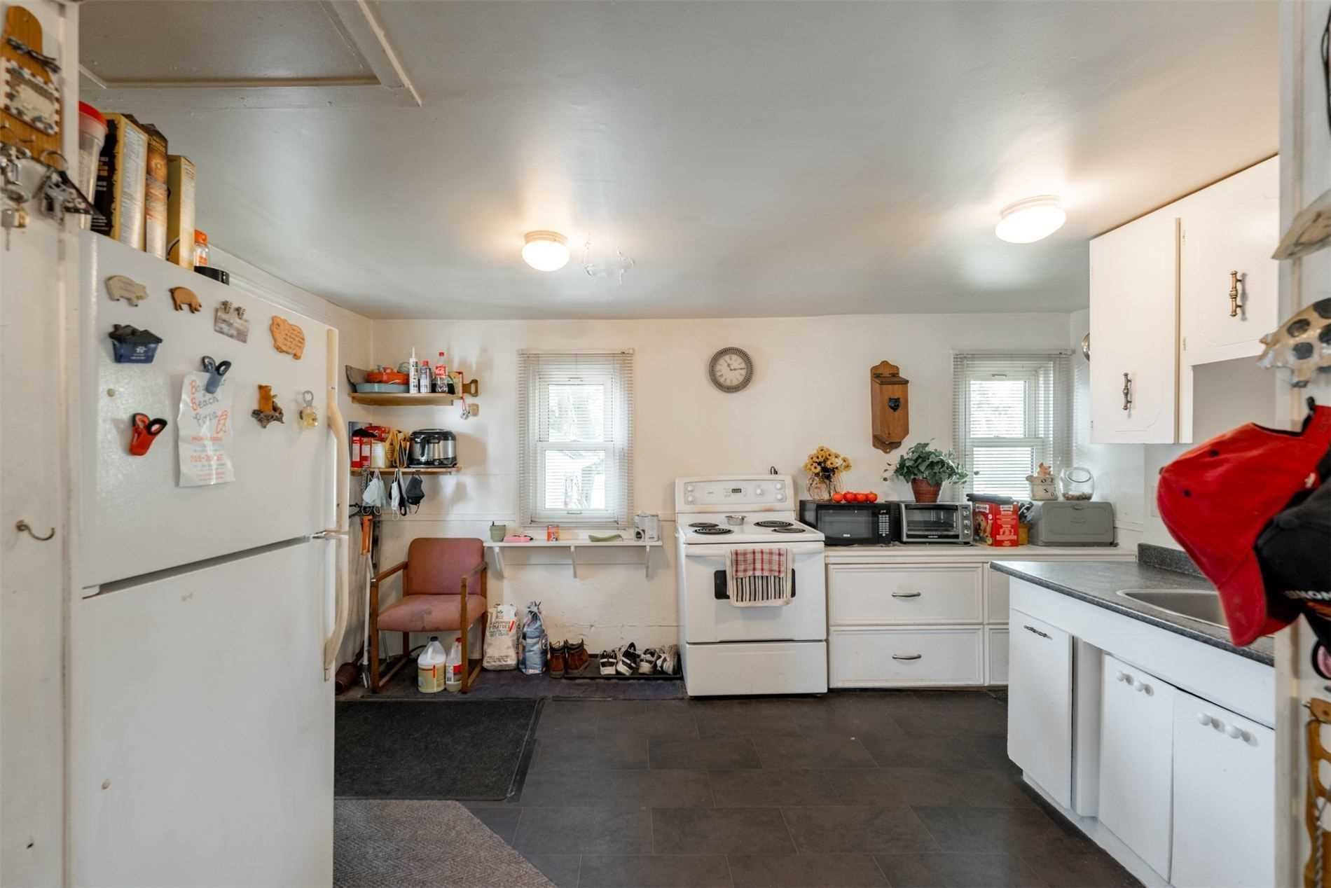 1242 Killarney Beach Rd