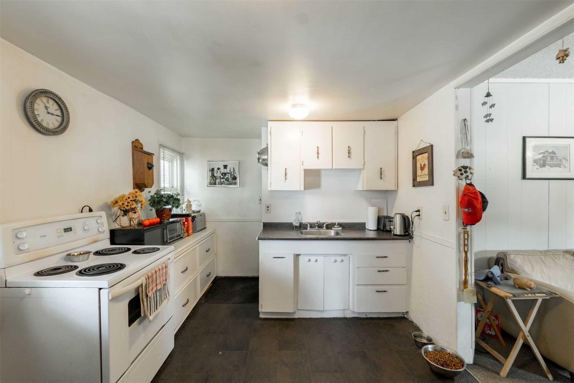 1242 Killarney Beach Rd