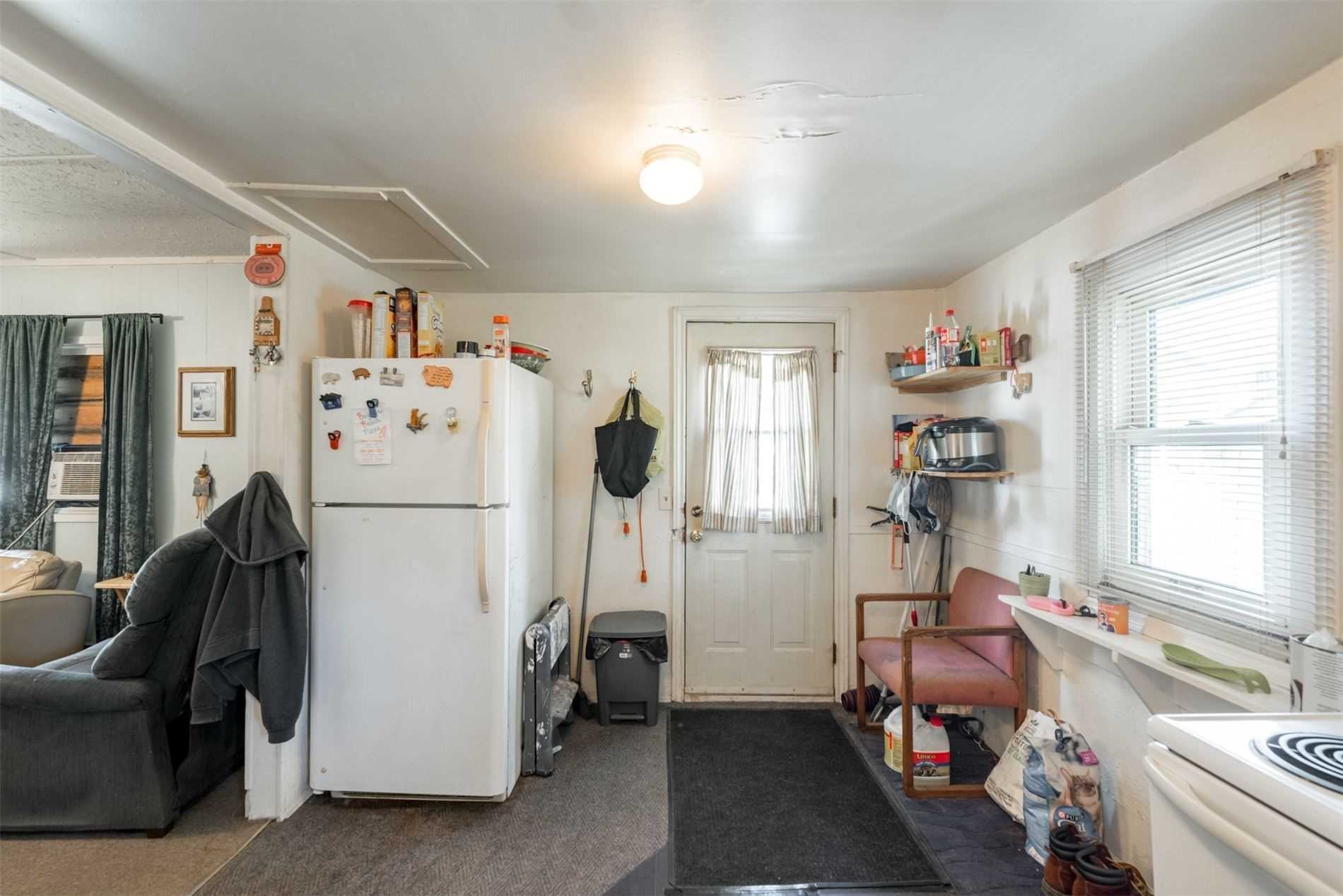 1242 Killarney Beach Rd