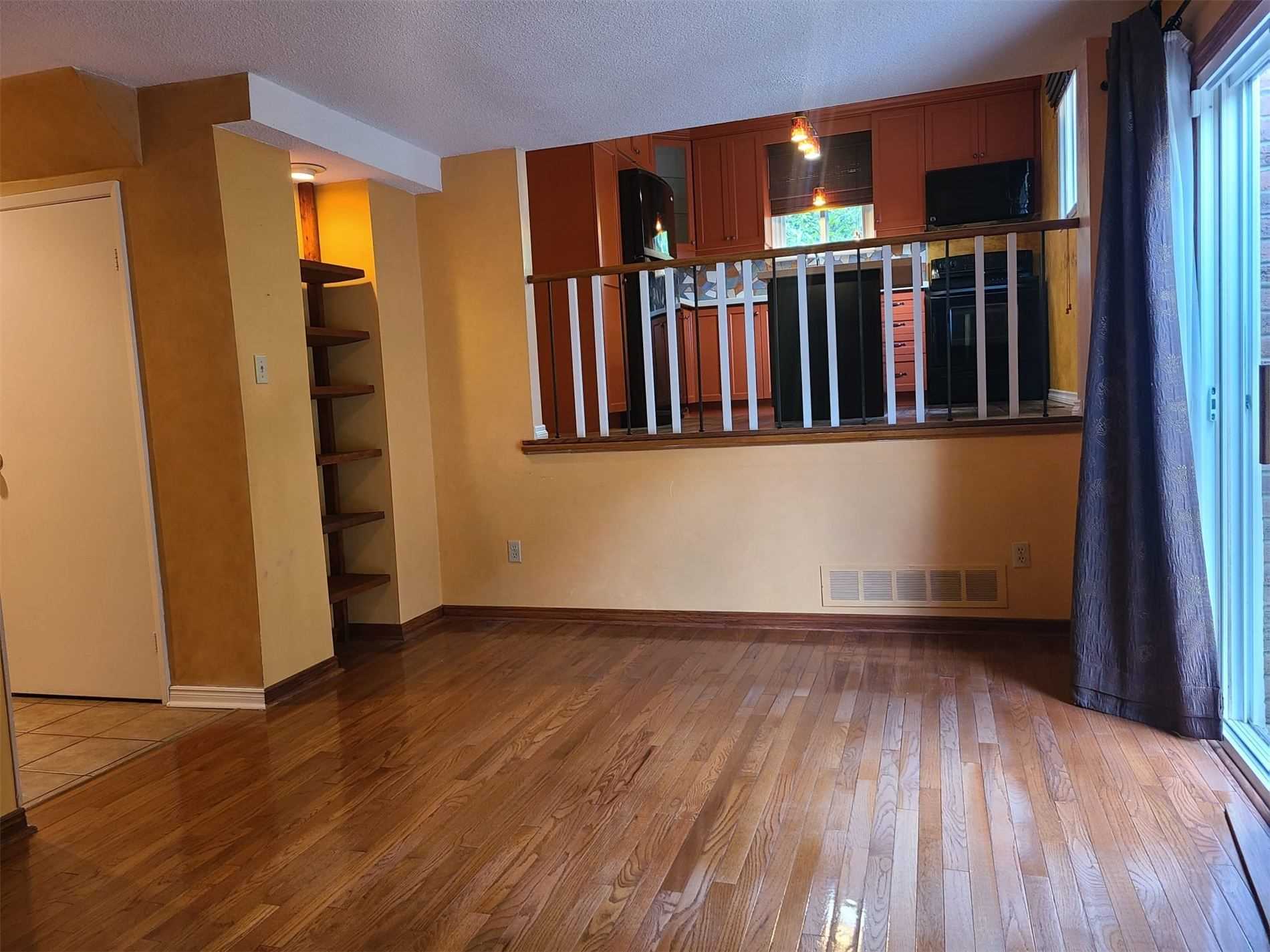 2 Eastman Cres