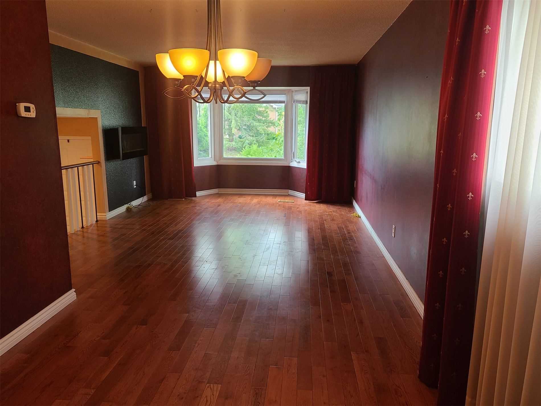 2 Eastman Cres