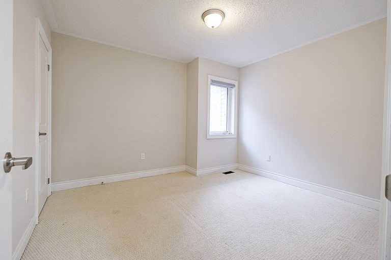 82 Walter English Dr N
