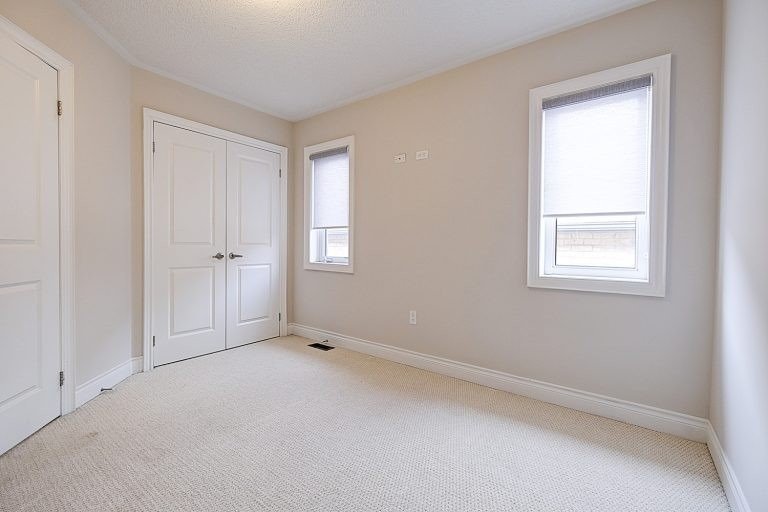 82 Walter English Dr N