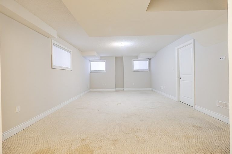82 Walter English Dr N