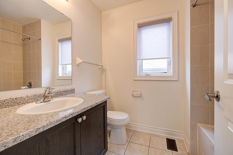 82 Walter English Dr N