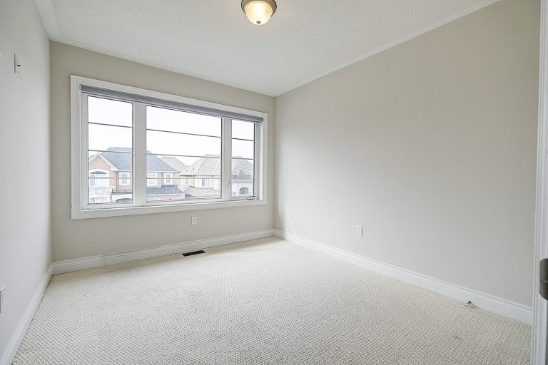 82 Walter English Dr N