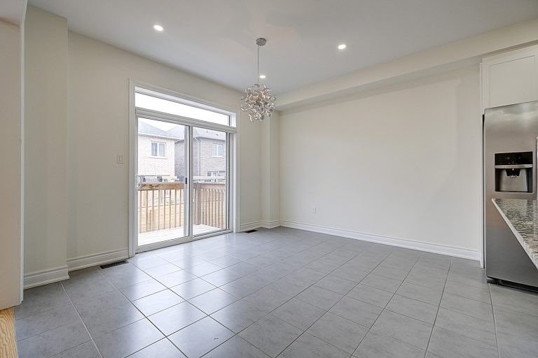 82 Walter English Dr N