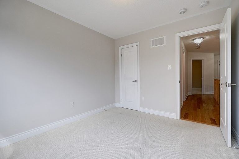 82 Walter English Dr N