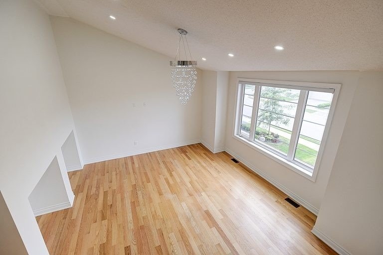 82 Walter English Dr N