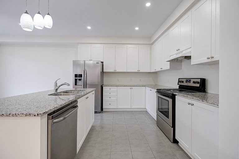 82 Walter English Dr N
