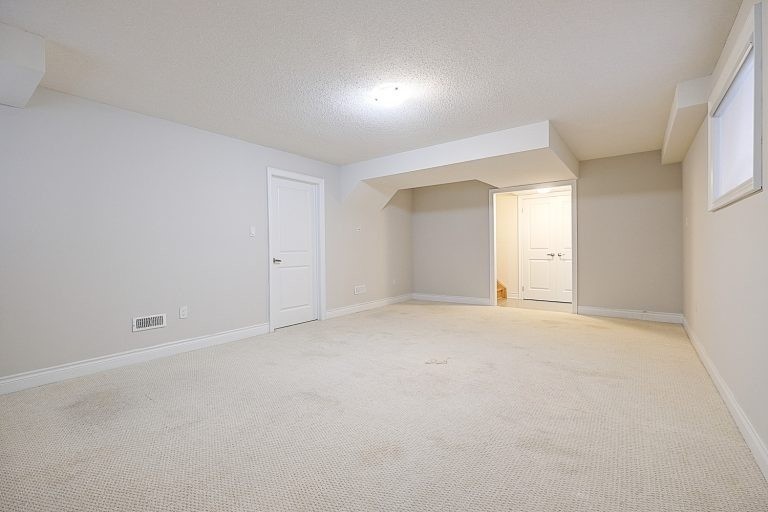 82 Walter English Dr N