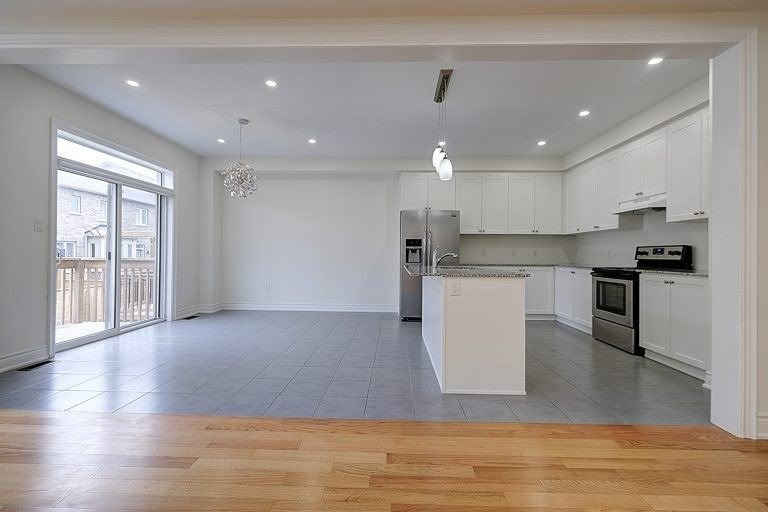 82 Walter English Dr N