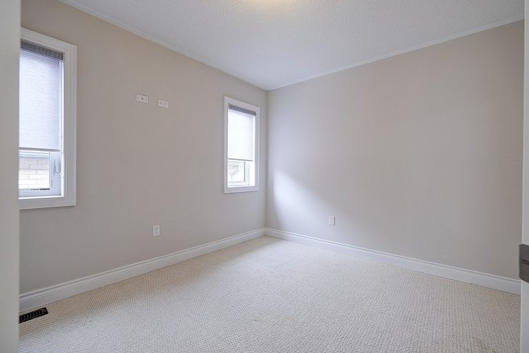 82 Walter English Dr N