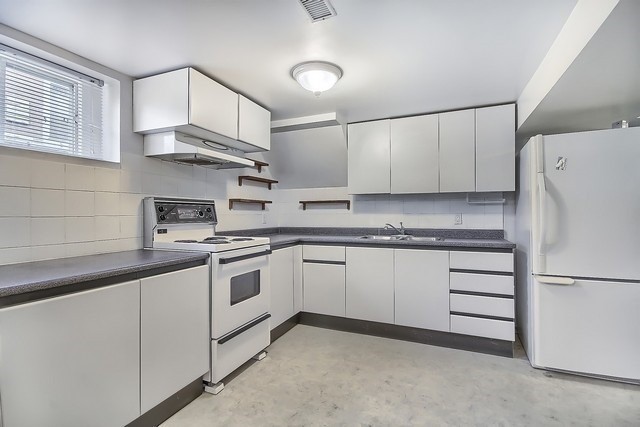 33 Longford Dr