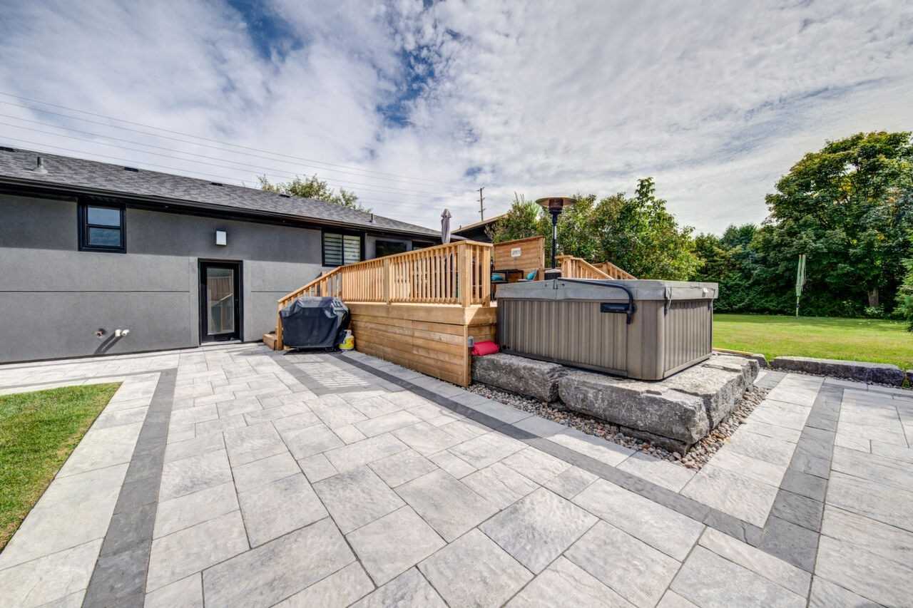 646 Simcoe Rd