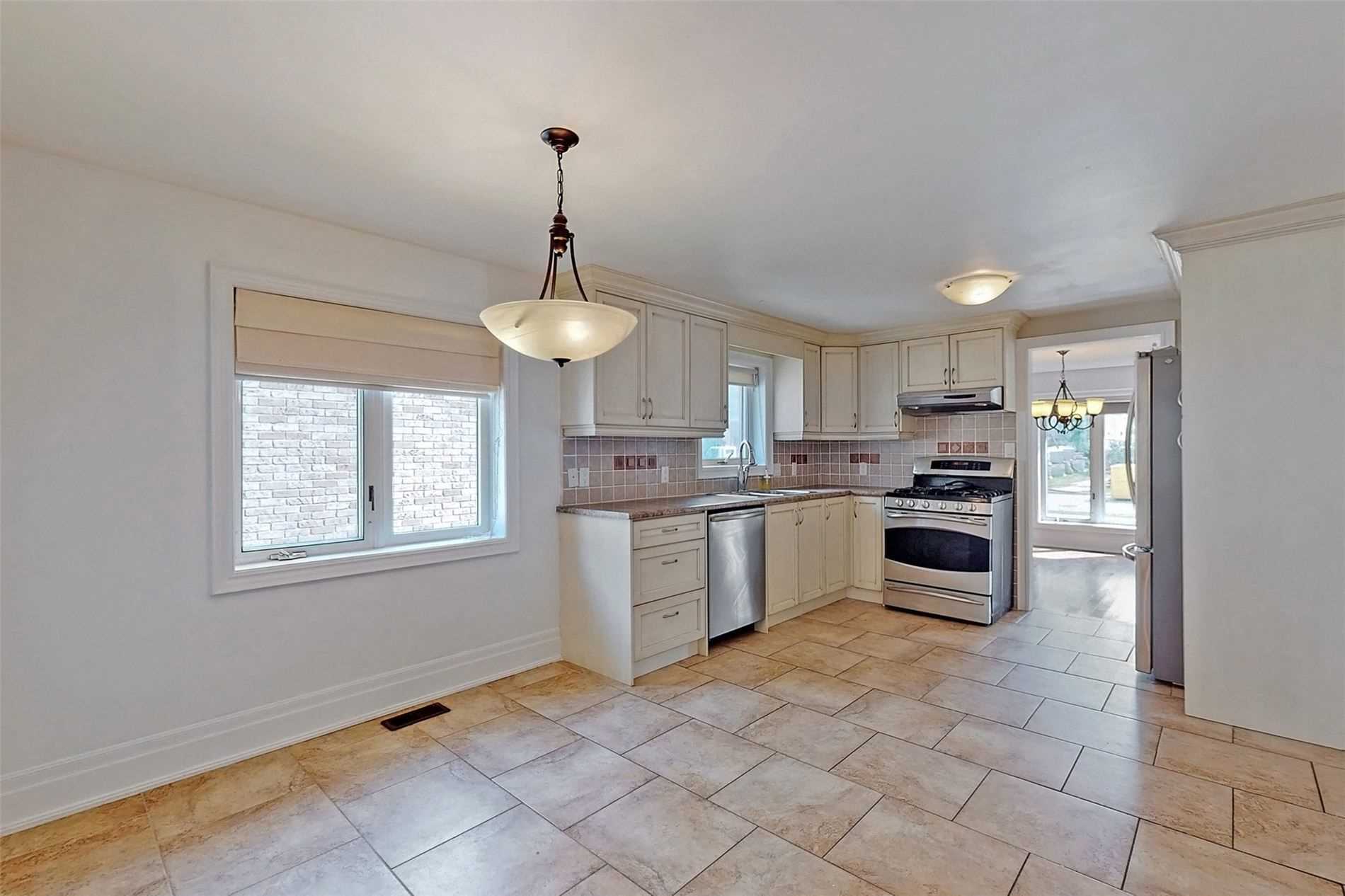 64 Bond Cres