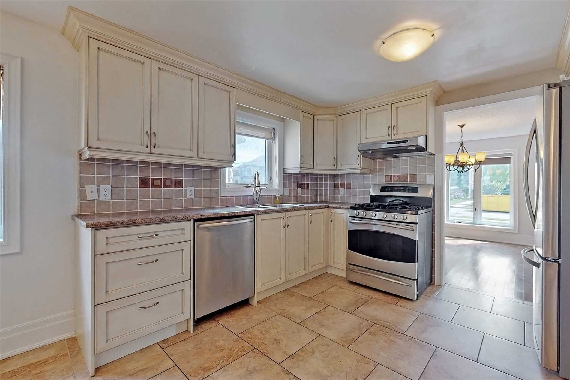 64 Bond Cres