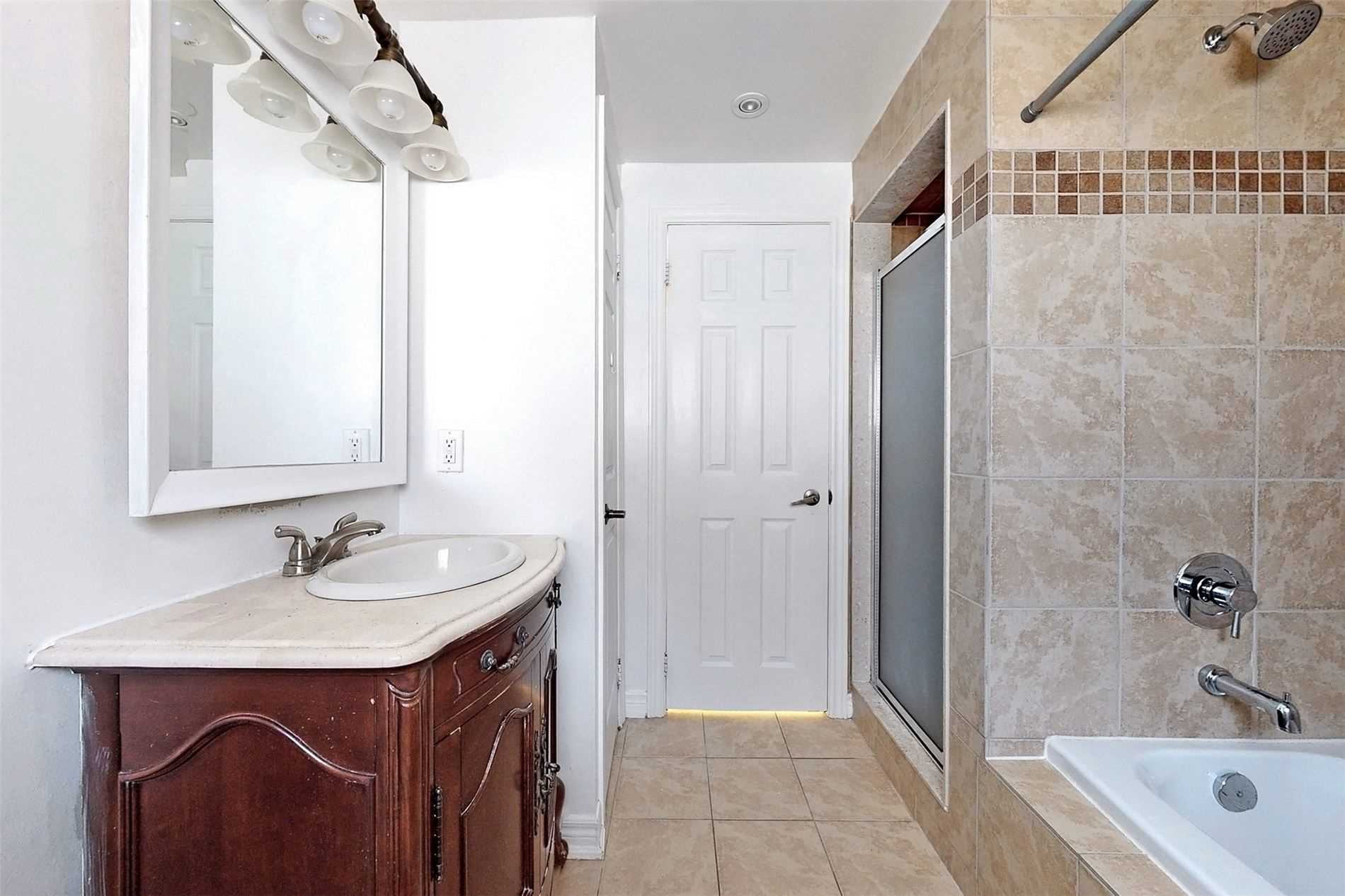 64 Bond Cres