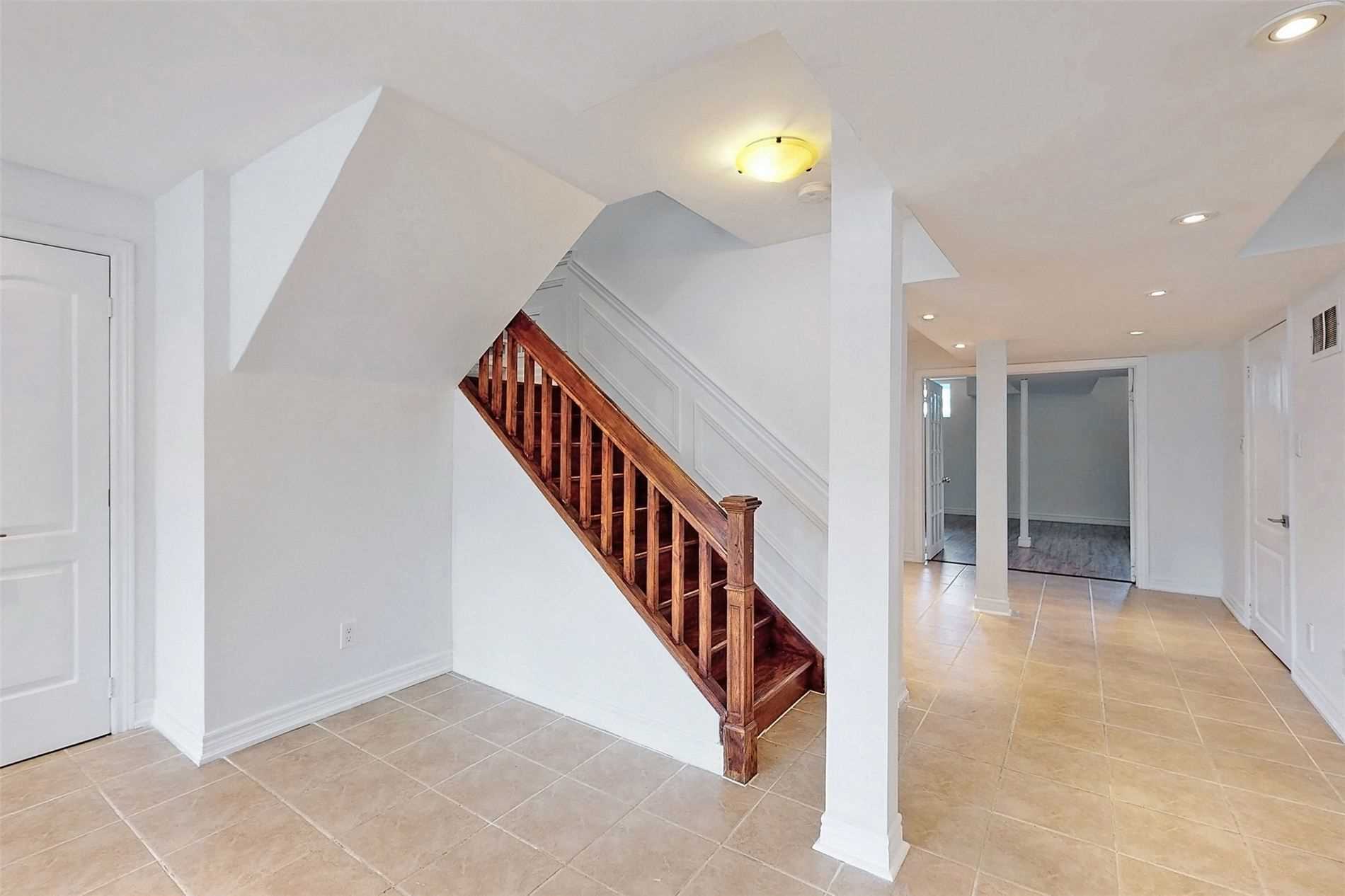 64 Bond Cres
