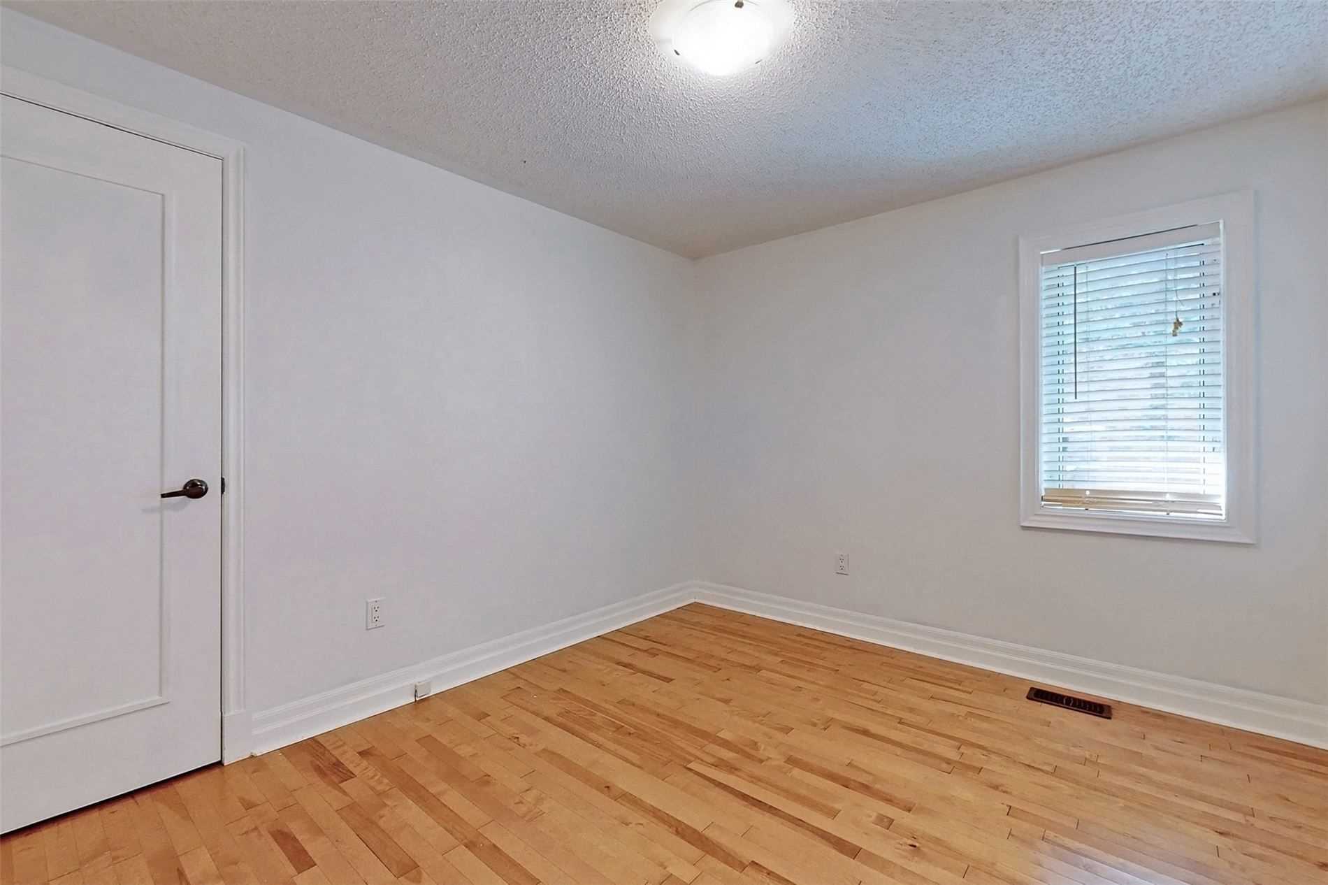 64 Bond Cres