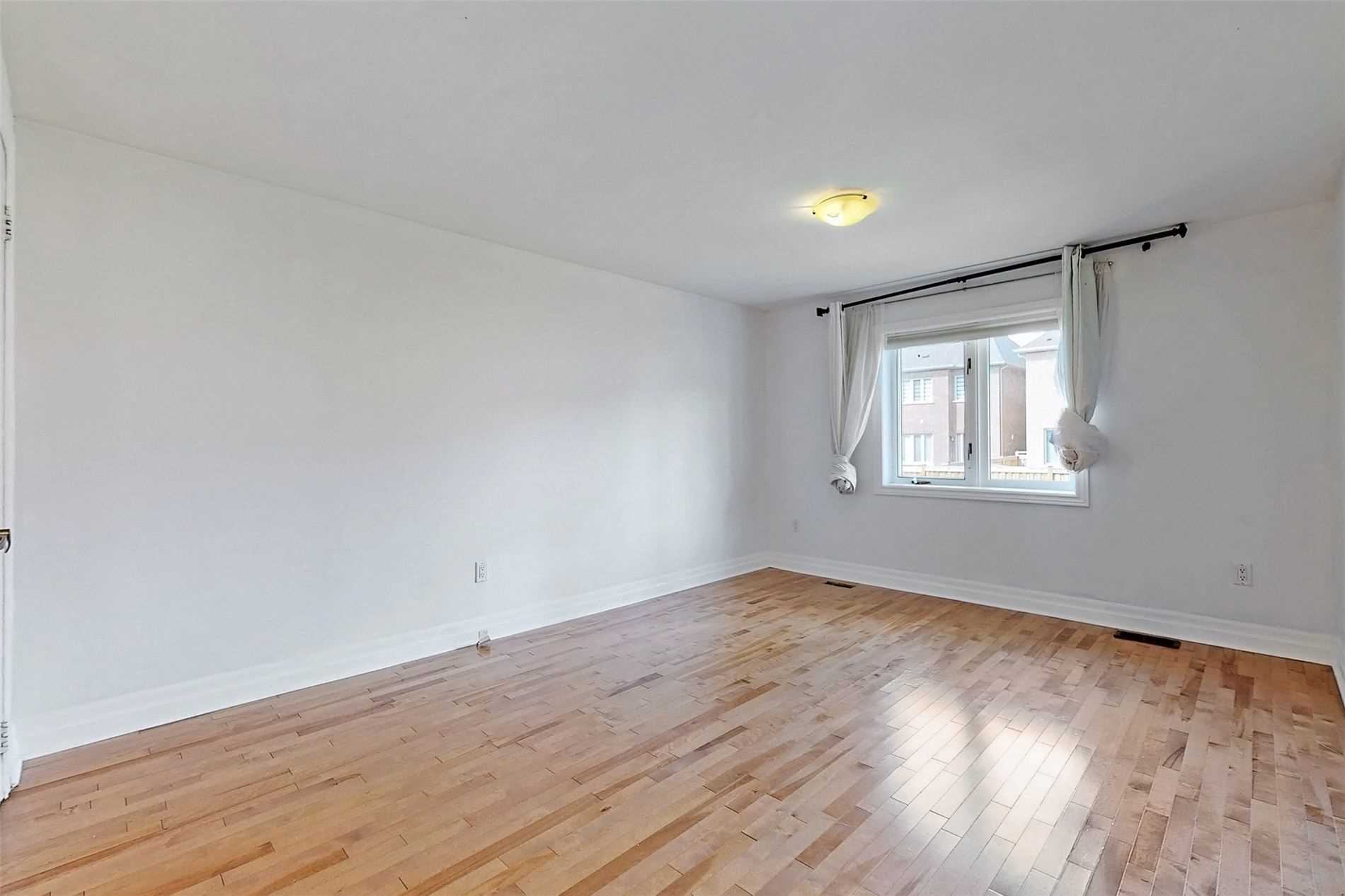 64 Bond Cres
