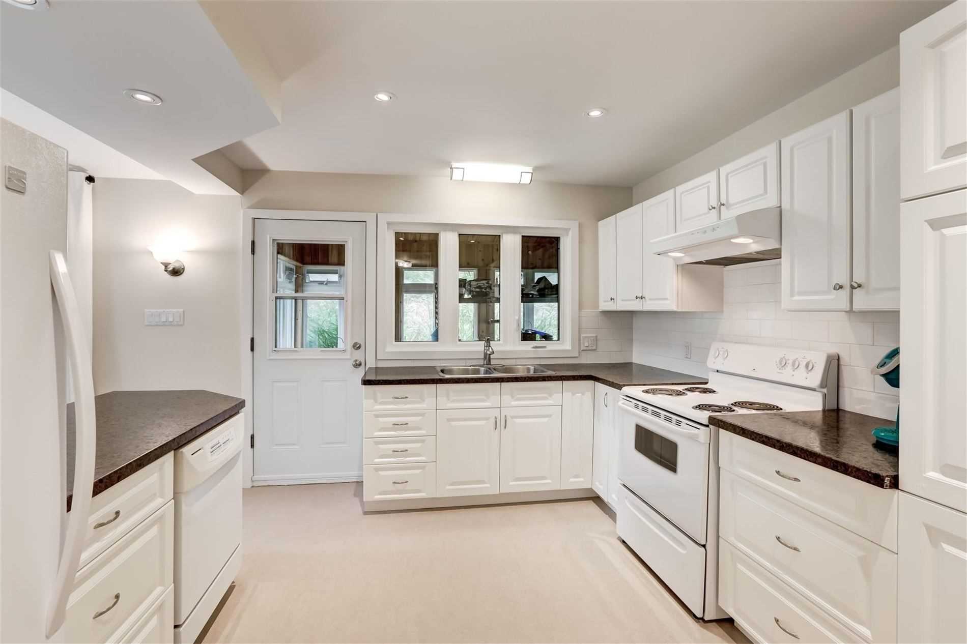 16365 Bathurst St