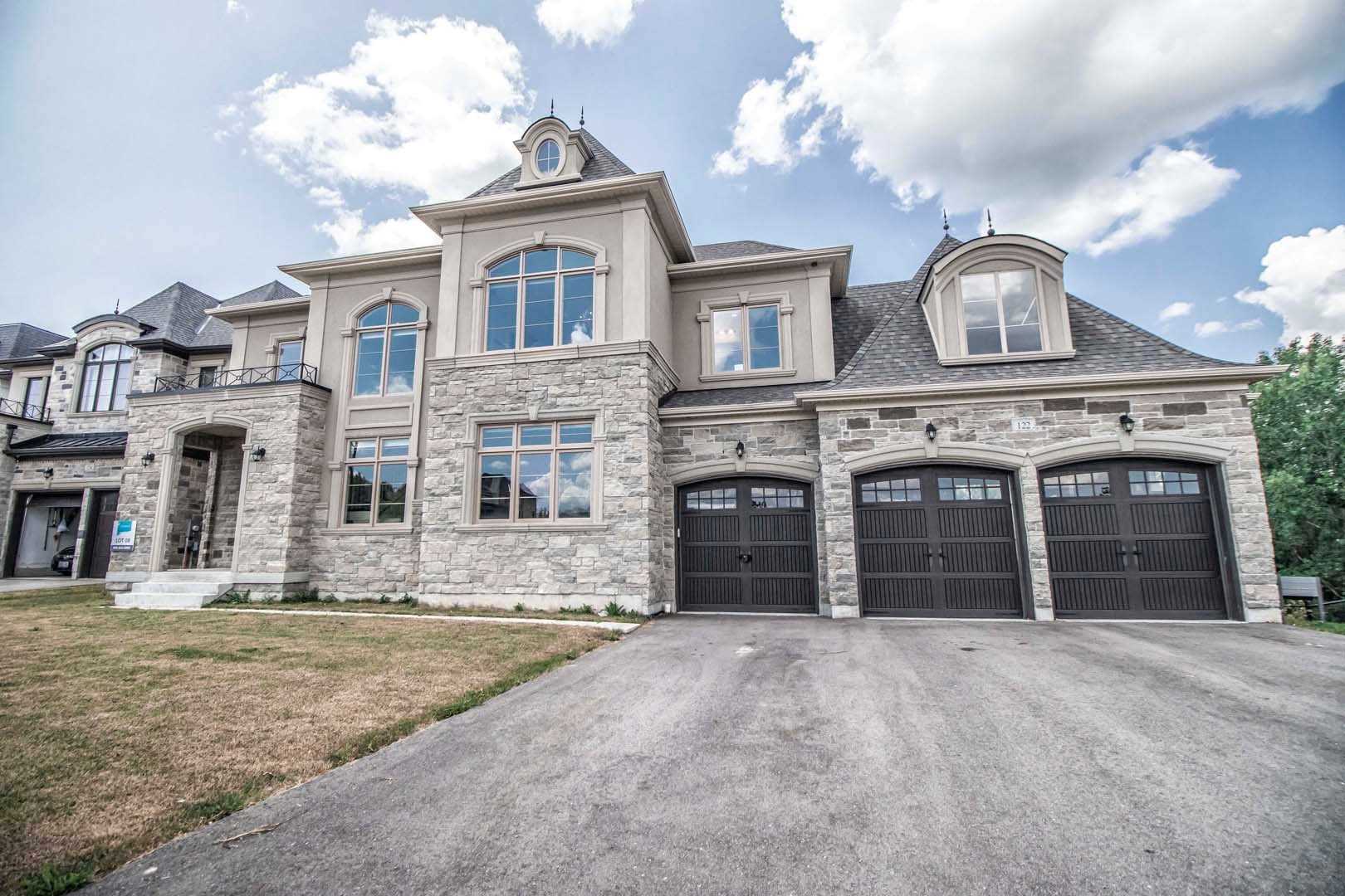 122 Burns Blvd