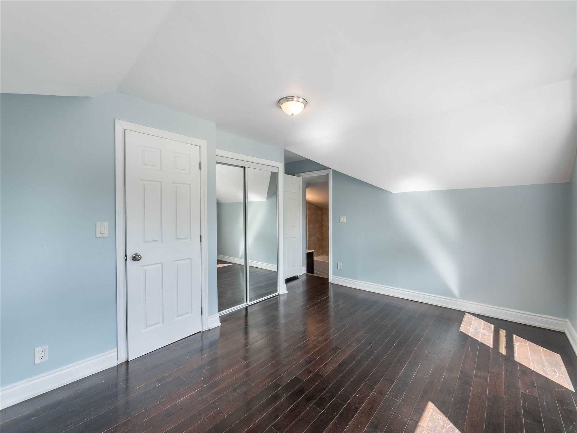 87 Simcoe Rd
