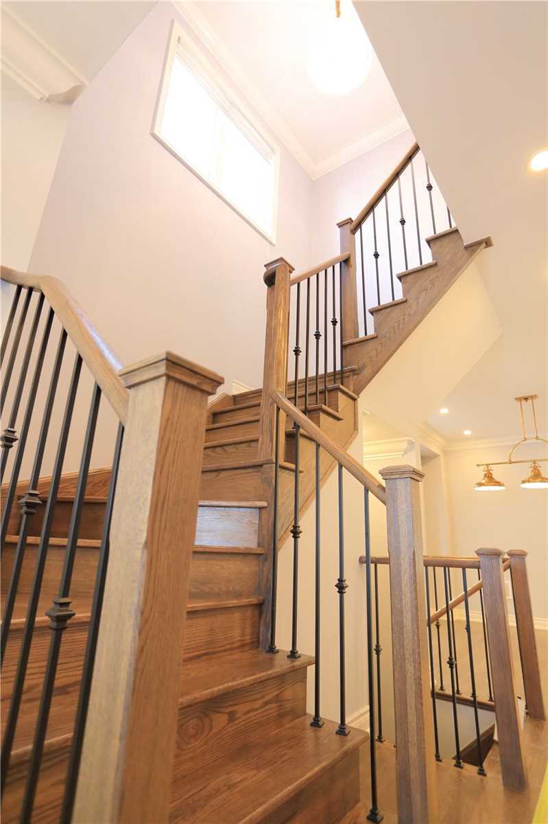 132 Meadow Vista Cres