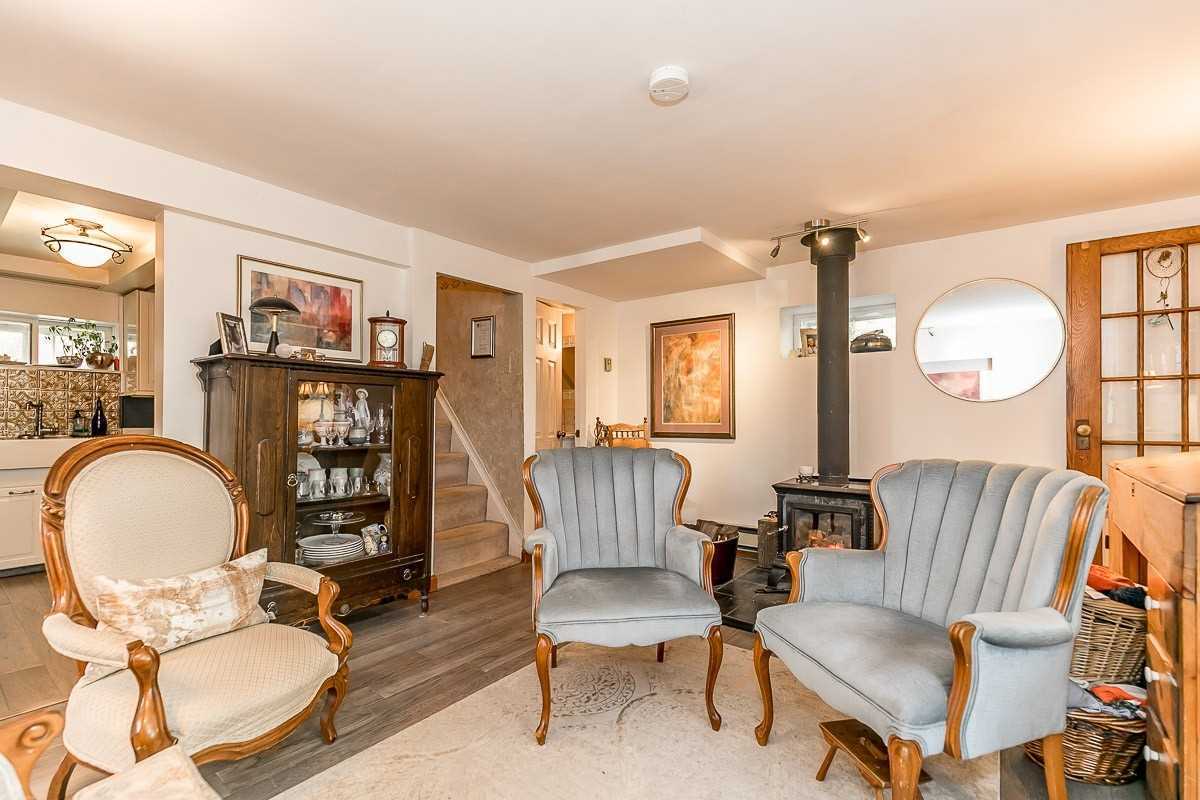 2872 Mount Albert Rd