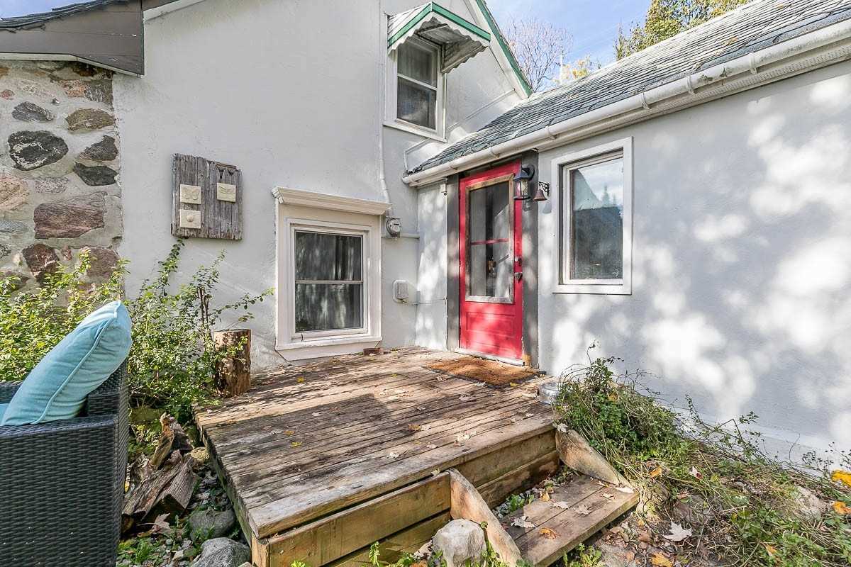 2872 Mount Albert Rd