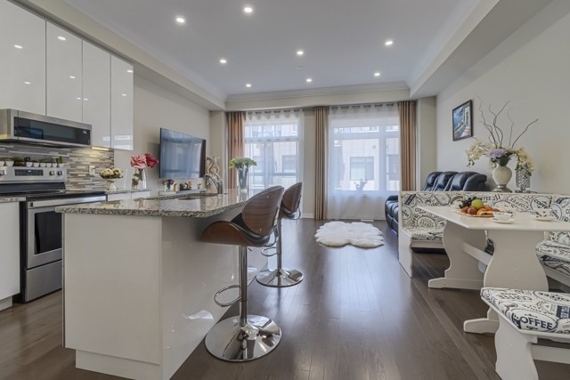 12 Laskin Dr