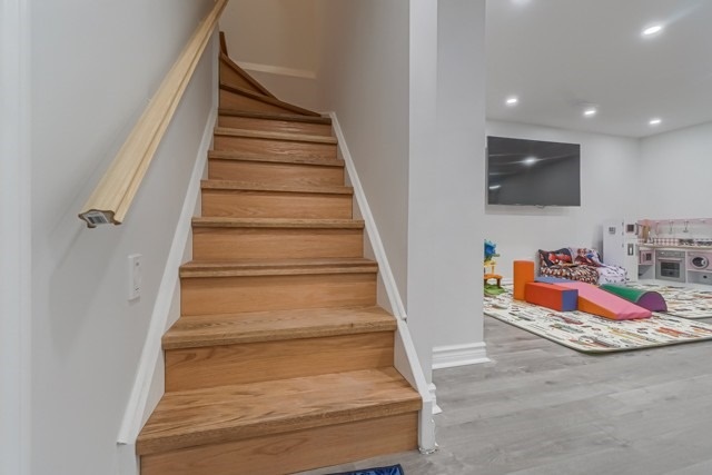 12 Laskin Dr