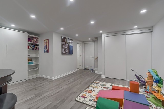 12 Laskin Dr