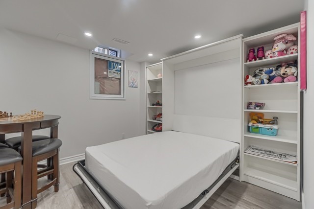 12 Laskin Dr